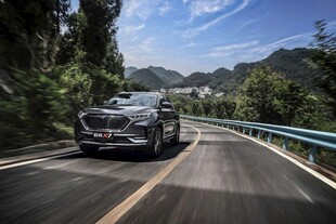 公路上行驶的时尚汽车