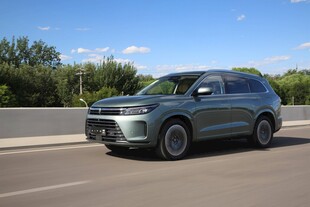 银灰色SUV行驶在开阔道路
