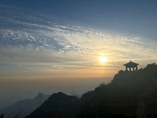 山顶亭阁迎日出美景