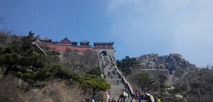 泰山壮丽登山景致