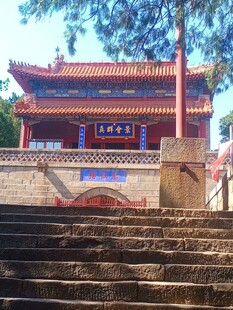 中式古建筑前的石阶景观