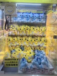 小黄人玩偶陈列在抓娃娃机中