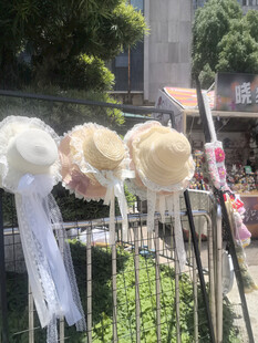 户外展示的精美时尚帽子