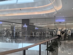 现代时尚商场内部场景