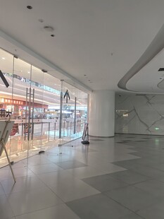 现代宽敞的室内商业空间