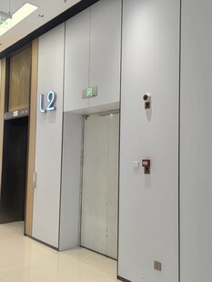 现代风格电梯间内部场景