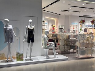 时尚女装店内景展示