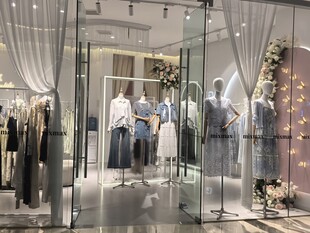 时尚服装店橱窗陈列展示