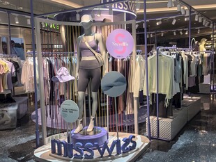 时尚女装店陈列展示