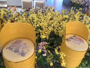 花丛中的黄色休闲座椅