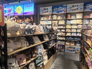 热闹文具店内商品琳琅满目