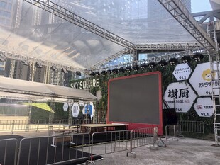 户外搭建的舞台展示区
