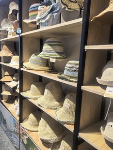 货架上琳琅满目的各式帽子