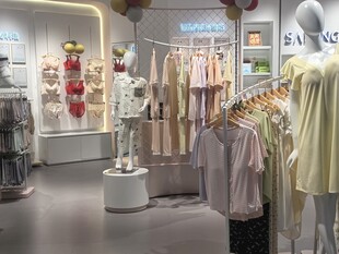 时尚服装店内部陈列展示