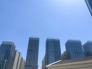 都市高楼林立的晴朗天际