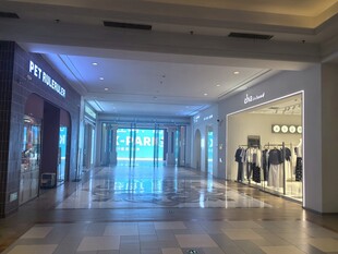 宽敞明亮的时尚购物商场