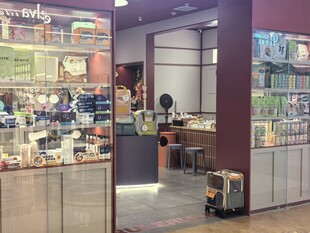 店内琳琅满目的商品陈列