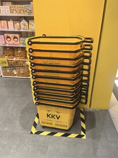 堆叠的黄色警示框置物架