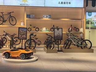 店内展示的自行车与汽车