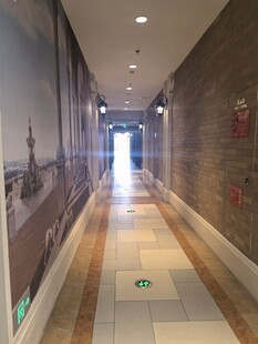 宽敞明亮的走廊过道空间