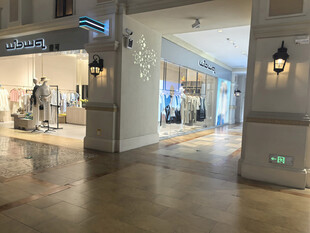 商场内景展示时尚购物区