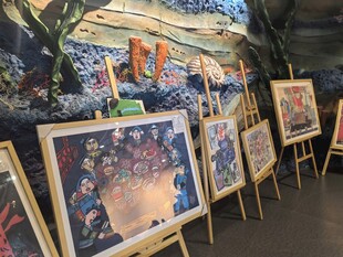 艺术画廊中的多彩画作展示