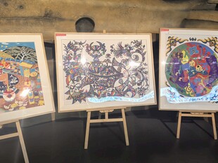 三幅精美画作展示架上陈列