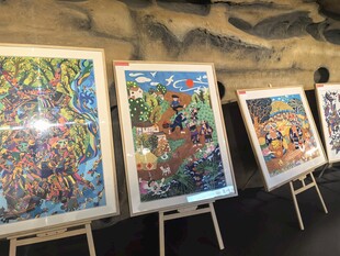 多彩画作展示于展架之上