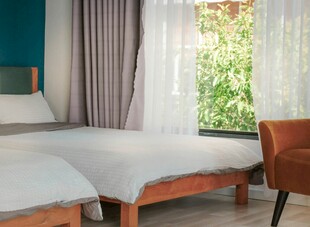 简约卧室双床与窗边座椅