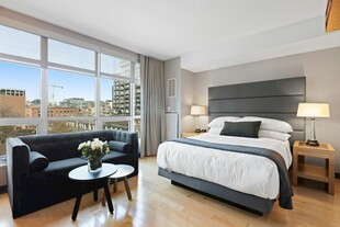 现代简约风格卧室与沙发