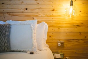 温馨木质卧室床头一角