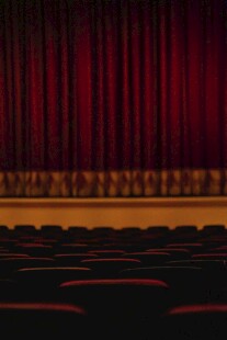 剧院内的红色幕布与座椅