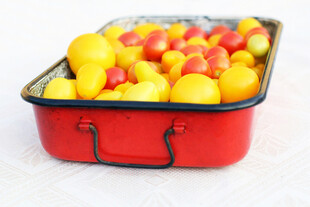 红容器中的多彩甜椒