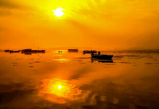 夕阳下的海面船只美景