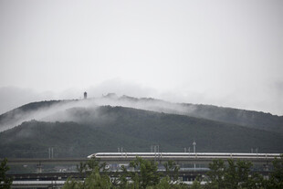 云雾缭绕中的山峦与建筑