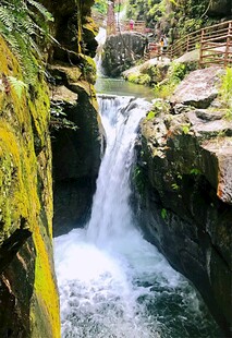 山间瀑布美景