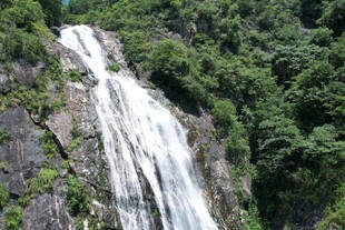 山间瀑布景观