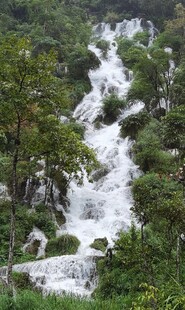 山间瀑布景观