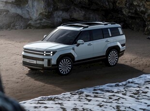 户外越野的白色SUV