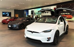 展厅中的白色特斯拉汽车