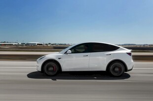 公路上行驶的白色时尚汽车