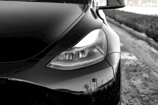 黑色汽车车头特写