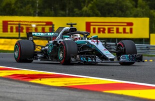 赛道上飞驰的F1赛车