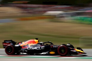 高速飞驰的赛车