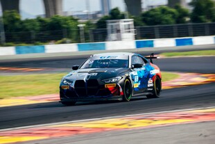 赛道上飞驰的炫酷赛车