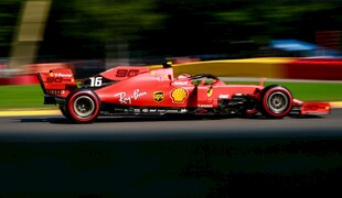 红色赛车赛道飞驰瞬间