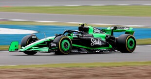 绿色赛车飞驰在赛道上