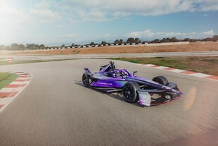 紫色赛车驰骋赛道