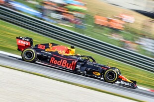 红牛赛车赛道飞驰