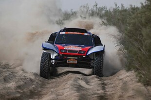 越野赛车驰骋于尘土之路